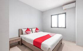 Oyo 1329 Tanjung Pakuan Hotel